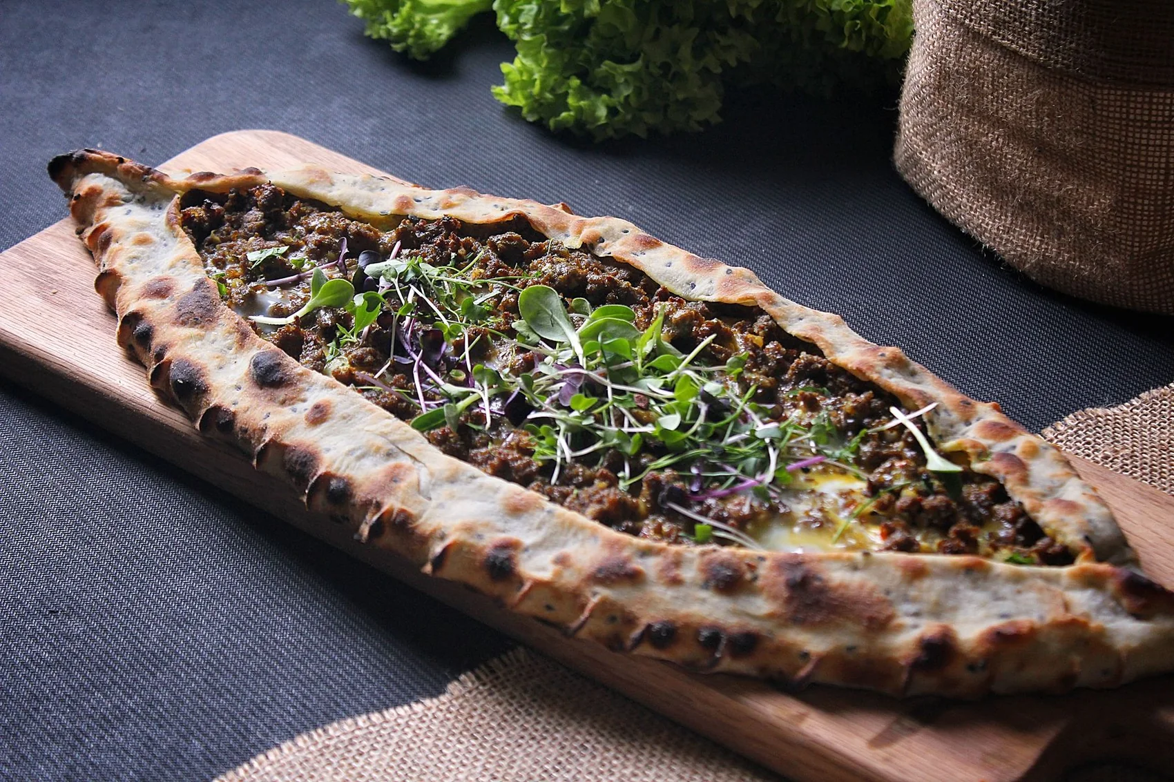 Uzun tepside kıymalı pide